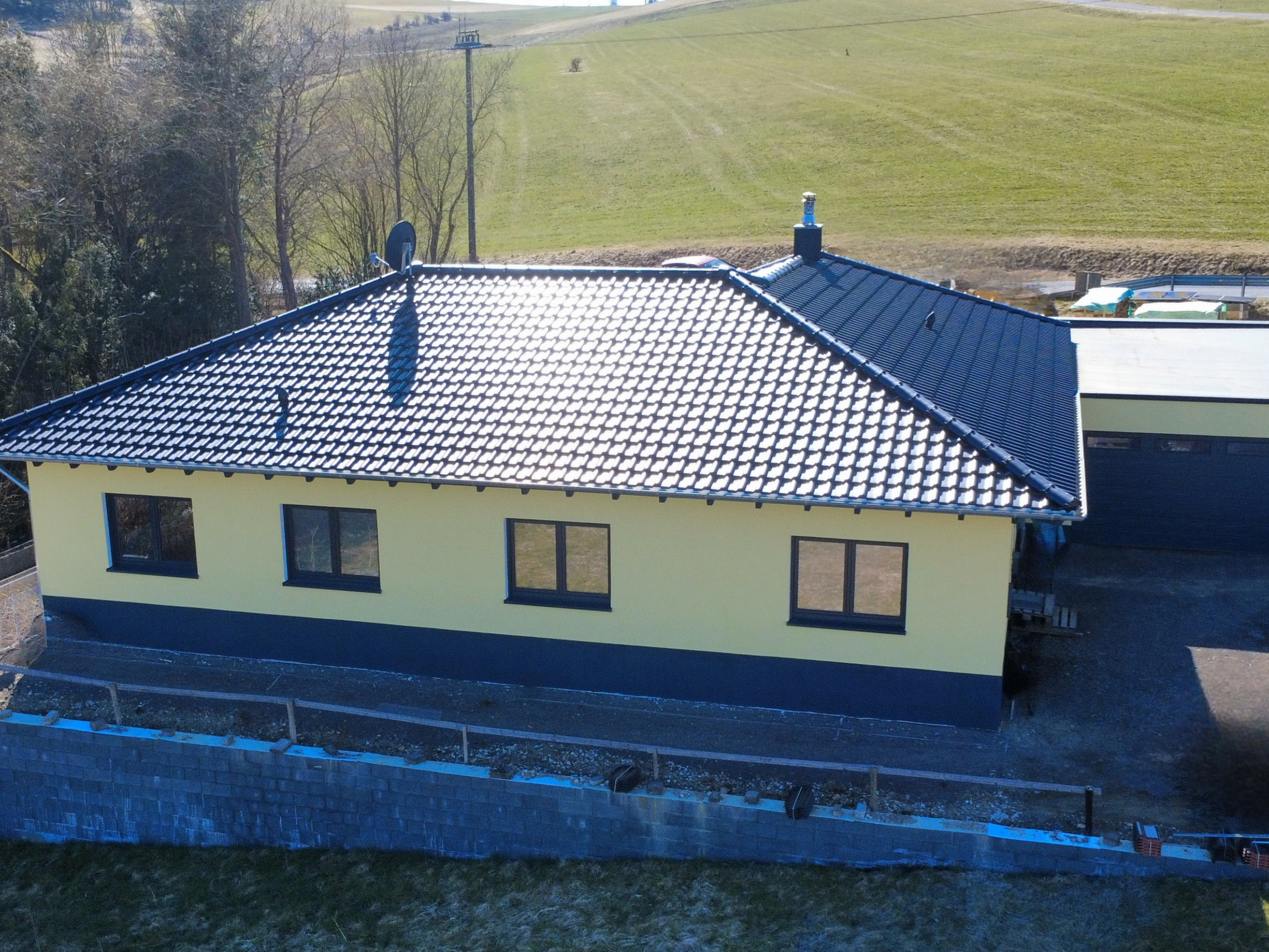 Schnitzler, Niederehe Website, seitl. Strassenansicht